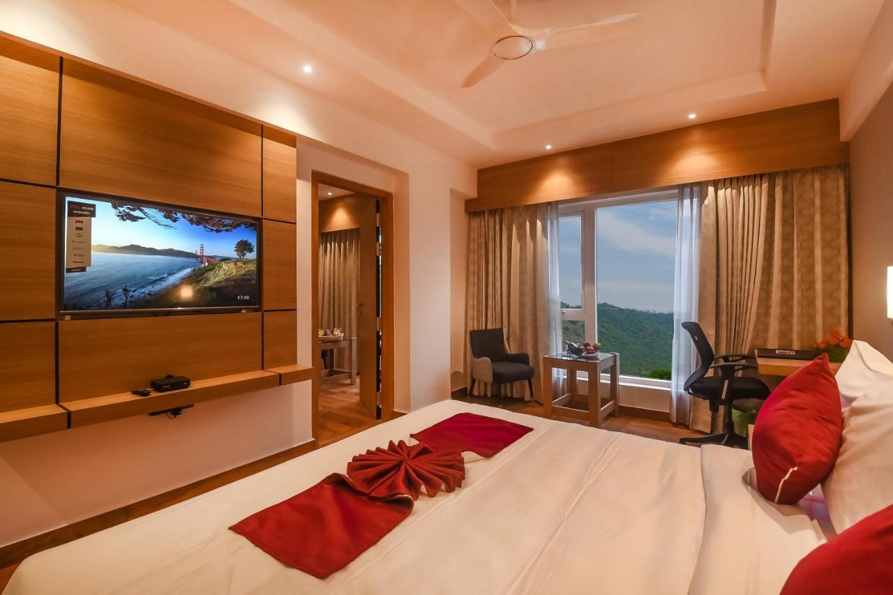 Emerald Clarks Inn Suites Mysore Εξωτερικό φωτογραφία